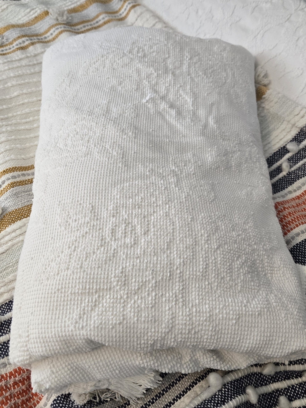 VTG White Chenille Bedspread Tufted Rose Fringe Trim 90x90 Full/Queen AS IS